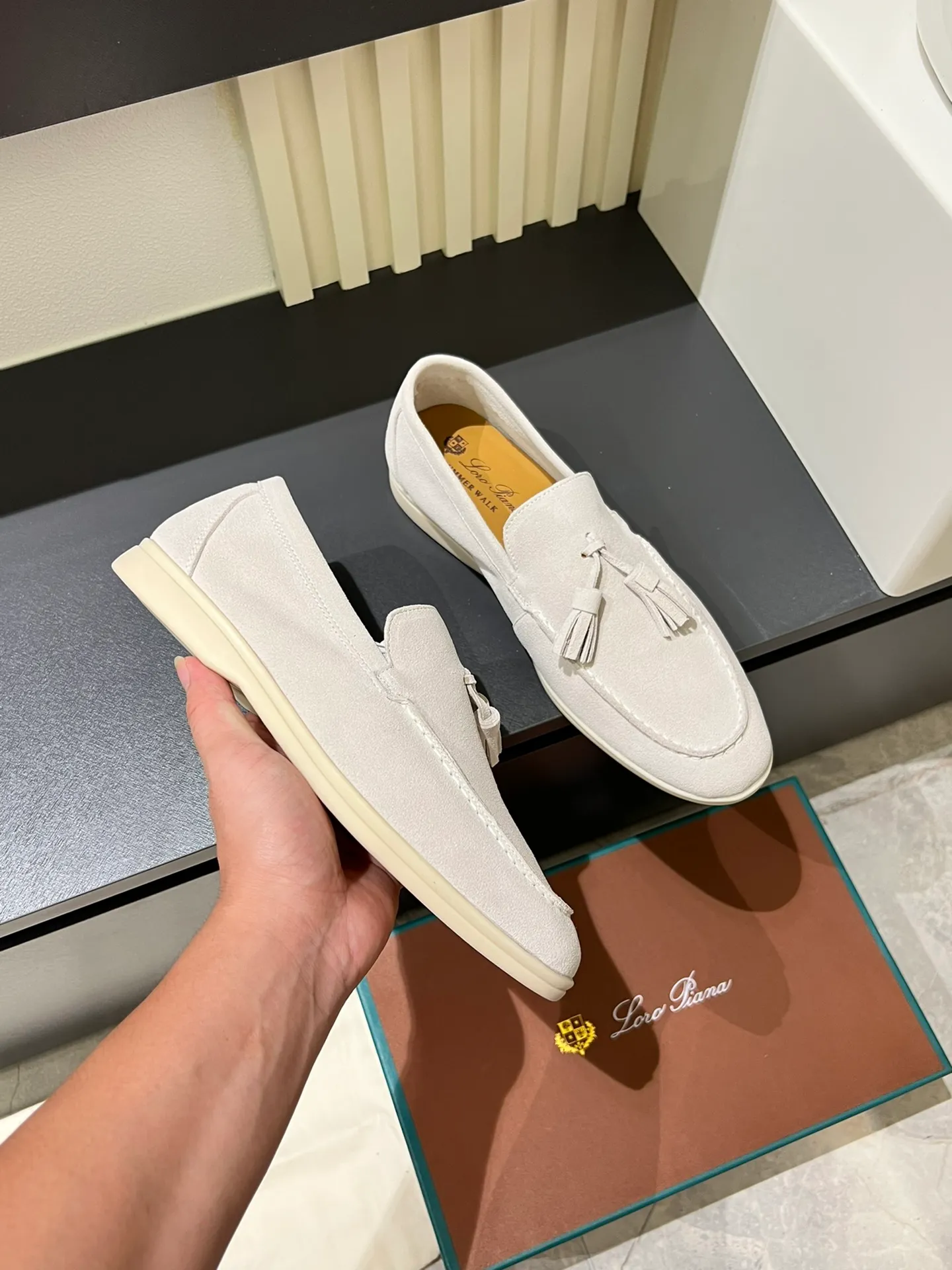 Men's shoes 💰p360 "Loro men's shoes 💰pian'*" Classic L men's shoes for couples 💰p Top version British flat loafers, a must-have item in old money style, the minimalist design is eye-catching and durable, a plus point for dressing The soft foot feel and texture are outstanding. They don’t scratch your feet and are very nice. They are matched with soft and waxy soles. They can be worn daily for a long time without getting tired. They are easy to wear, versatile and classic items, with perfect foot feel and texture! Imported cashmere fabric, the lining is made of imported A-grade water-dyed cow lining, the top version of the genuine leather midsole is sewn with pure handmade mark thread! Size: Female 35-40 (34. Customized) Male 38-44 (45.46. Customized)